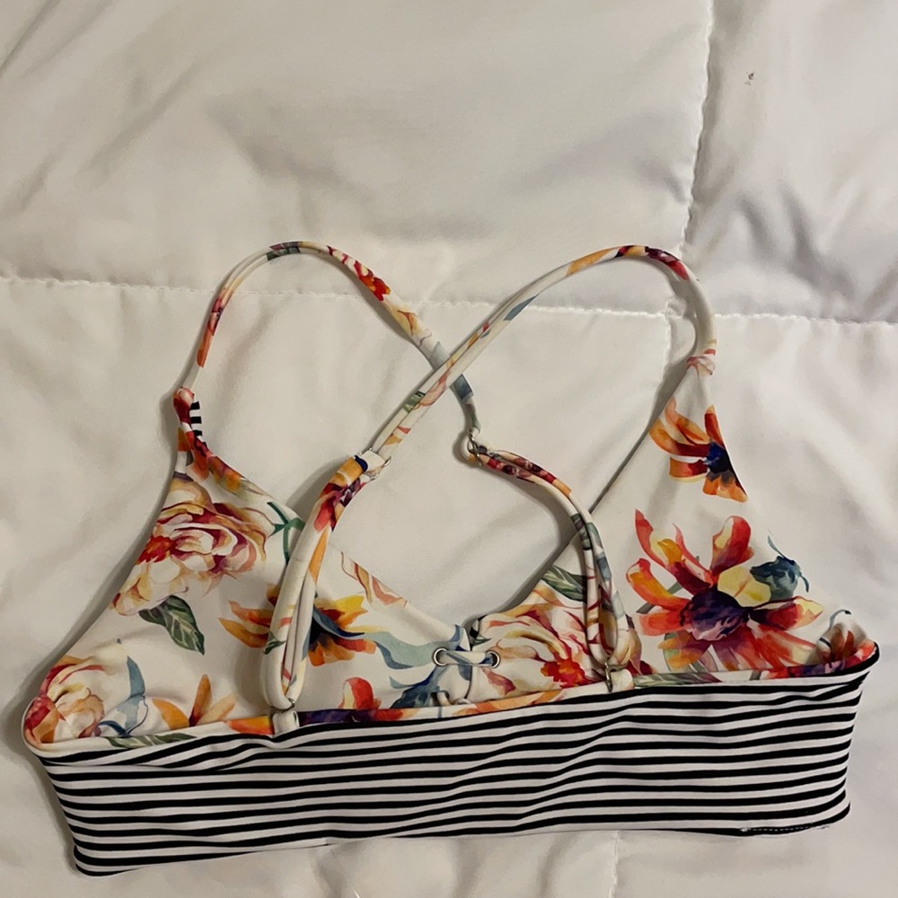 *SOLD*Front Tie Floral Swim Top ☀️🌸 - Picture 10 of 10